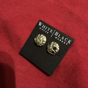 NEW Gold tone stud earrings